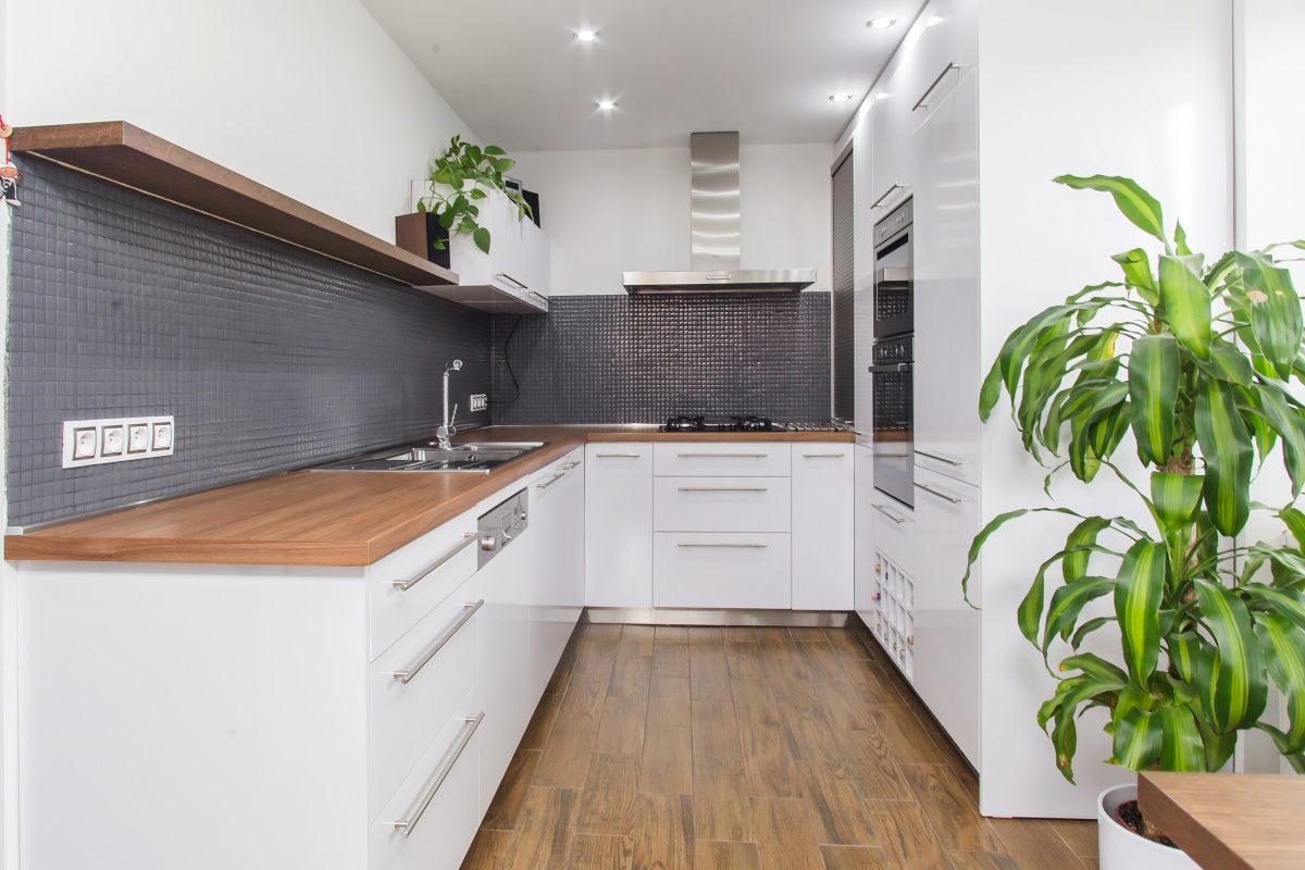Duplex flat - The kitchen has a plenty of practical storage spaces, such as a corner cabinet with a shutter, bottle boxes, or fitted waste sorting bin.