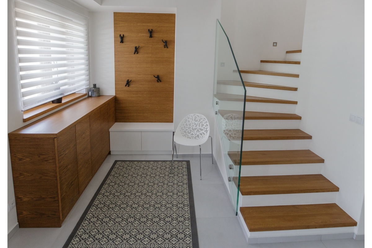 Family house interior - The kitchen is made out of oiled oak veneer, combined with high gloss laminate. The owners opted for a granite worktop. Traditional handles were replaced with strip handles.