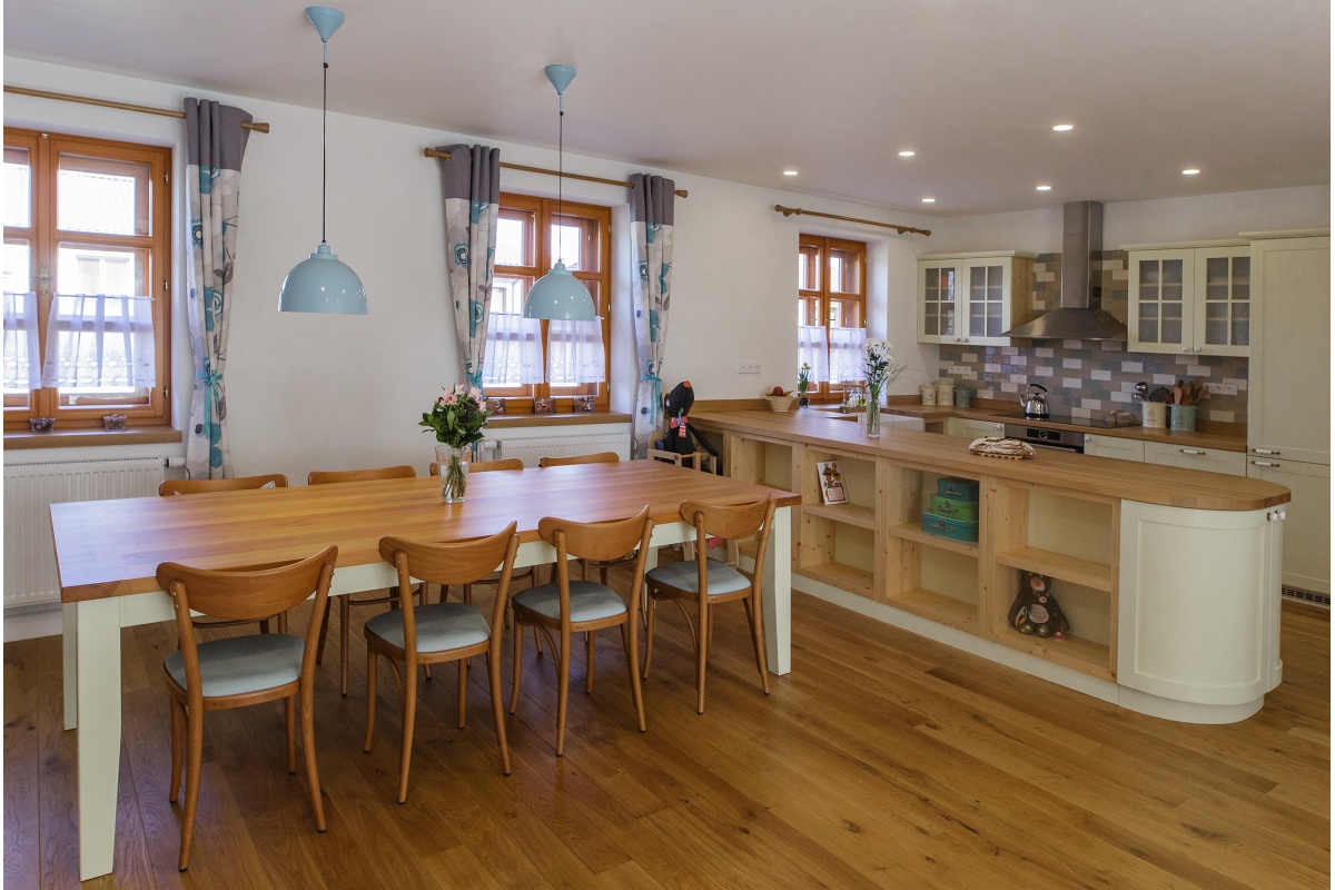 Interiér rodinného domu - Masivní kuchyň je stříkaná vanilkovou barvou. Pracovní deska je dubová s povrchem ošetřeným několika vrstvami kvalitního voskového oleje.	