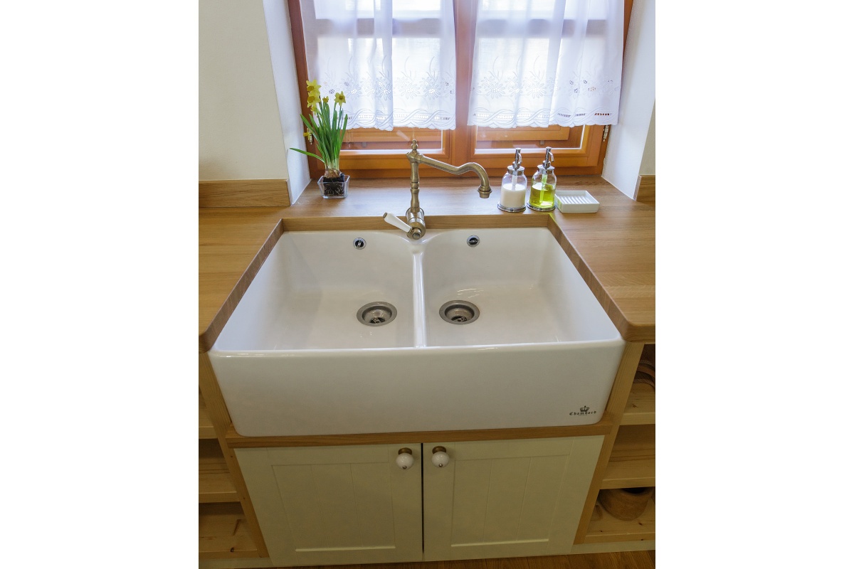 Family house interior - We custom-made the sideboard and spice drawer. The whole is nicely complemented by rustic handles.