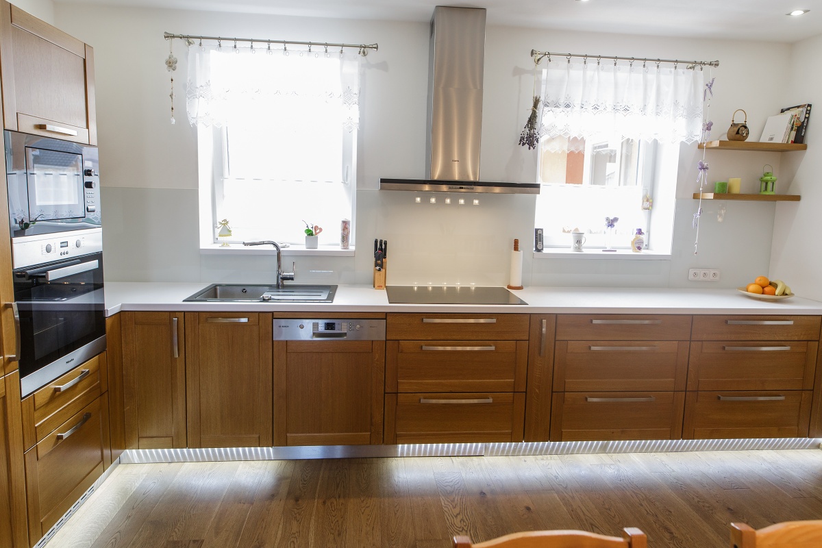 Family house  - Due to its new layout, the kitchen provides a plenty of work and storage space. The doors are made from solid oak.