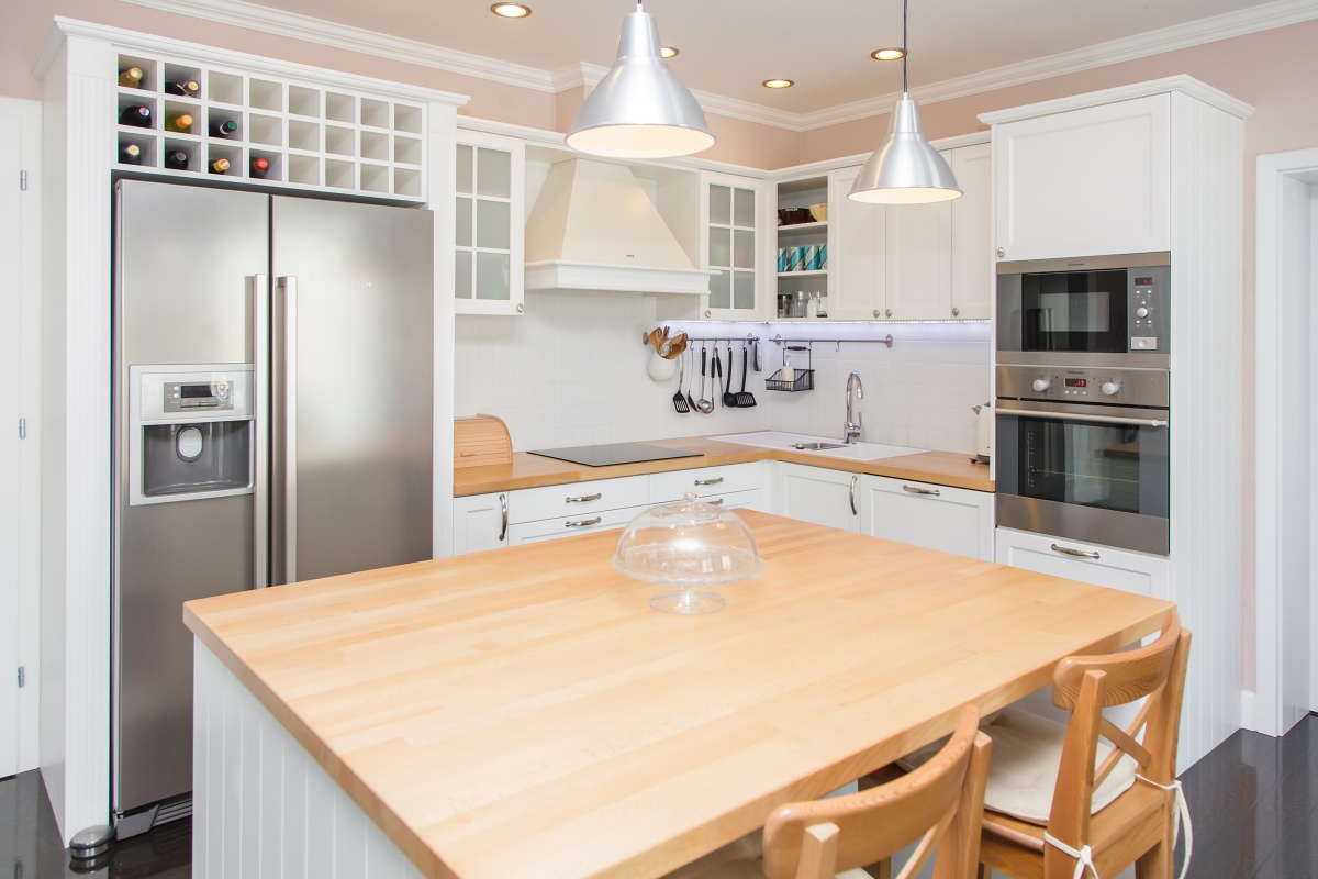 Family house  - The customers wanted us to create a subtle white kitchen in the English style which would match the interior of the house. Therefore, we opted for white manual paint as the surface finish, using a Farrow & Ball paint we had shipped from Britain specifically for this purpose. The worktop is made from solid beech and treated with several layers of a special oil.