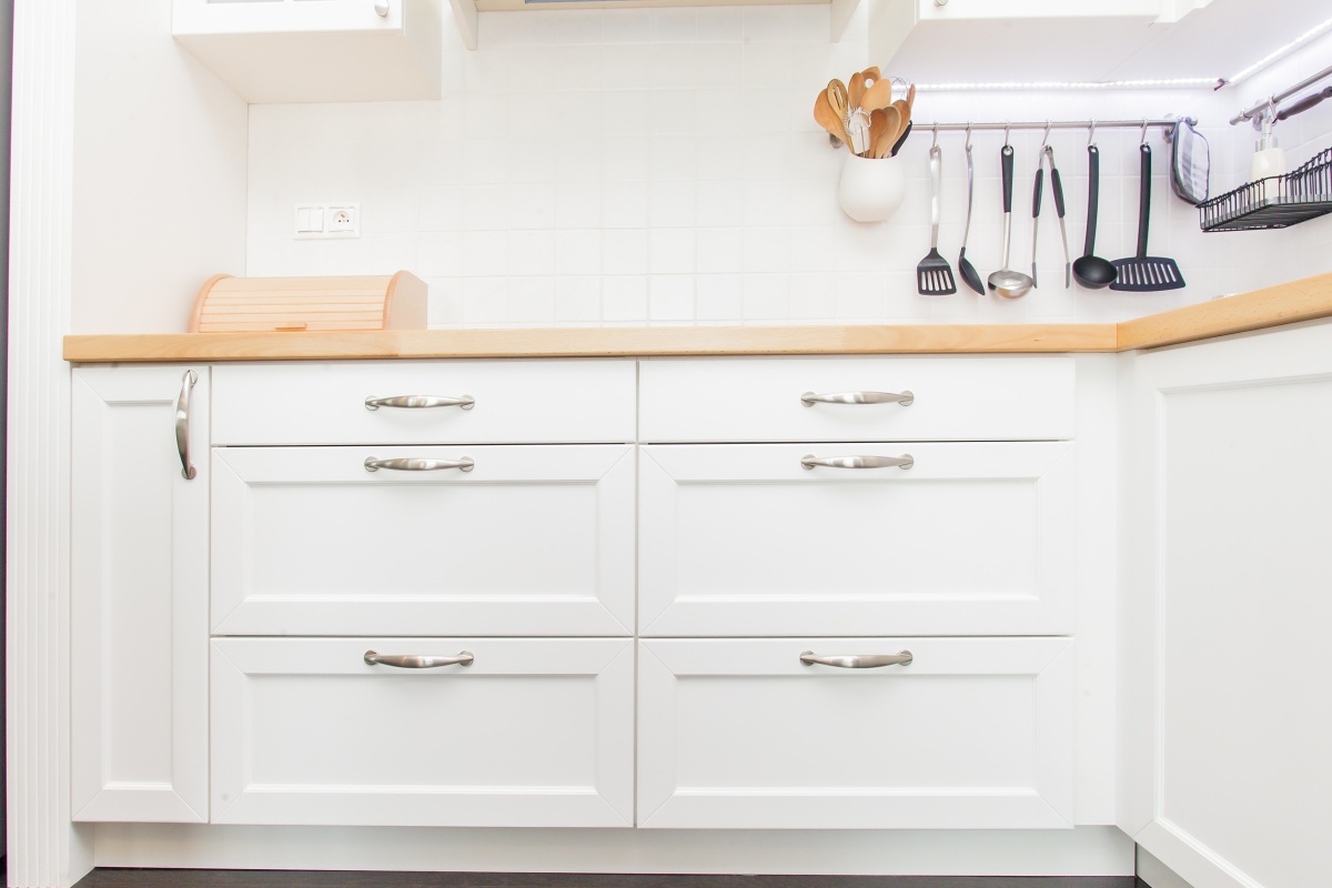 Family house  - Even such a rustic-looking kitchen can be and is equipped with the latest Blum ironwork. The kitchen island provides enough storage space due to its large-capacity drawers and shelves. The side walls are decorated with fine grooving.