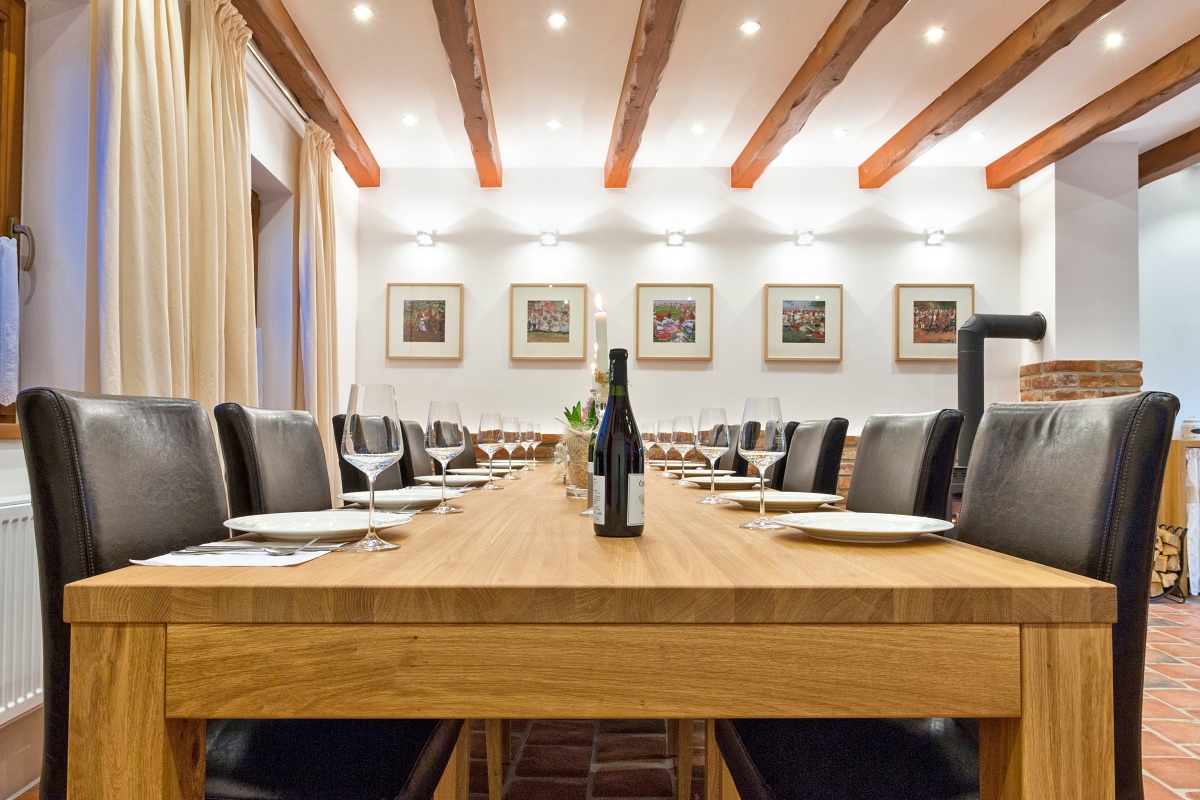 Bojanovské búdy  - Společenská místnost je vybavena masivními dubovými olejovanými stoly.	