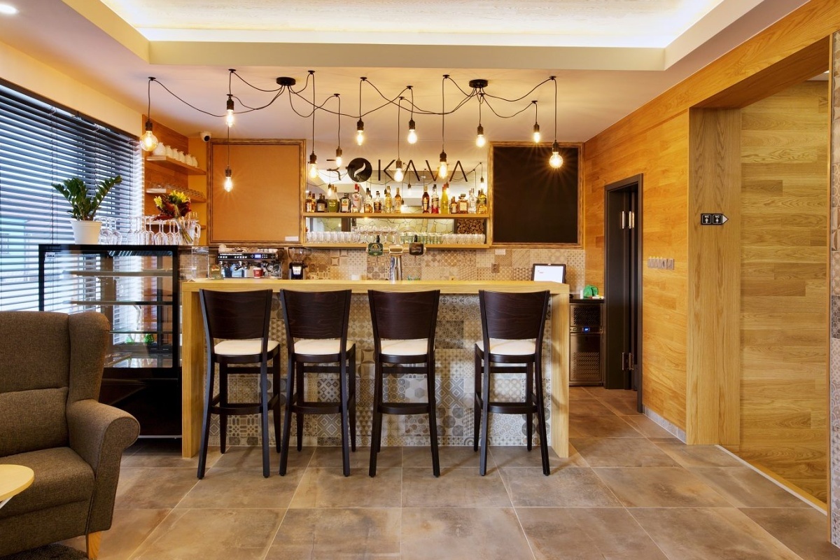 ROKAVA - Zázemí a bar kavárny a rovněž obklady stěn a schodiště jsou zhotoveny z dubového dřeva.	