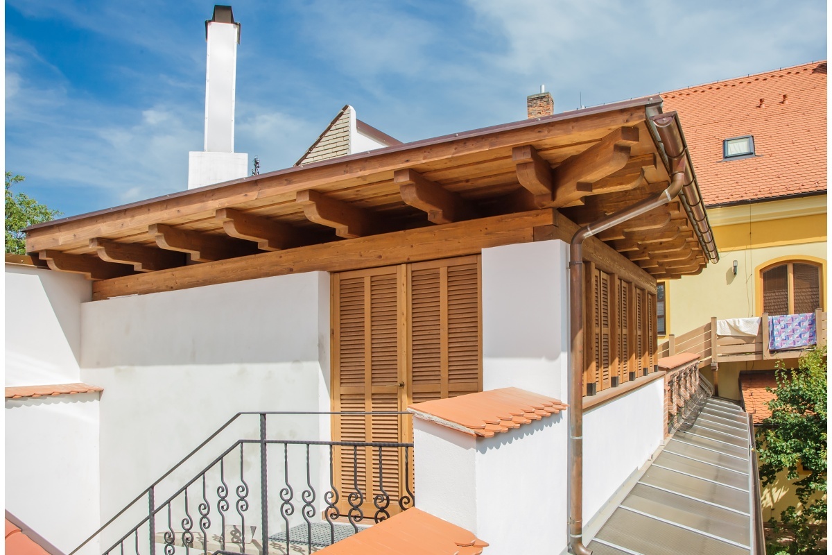 Roof summerhouse - The brushing and coloured oil paint make the beautiful structure of the wood and carved features stand out. Openable window shutters provide protection from the hot South-Moravian sun, as well as perfect ventilation.