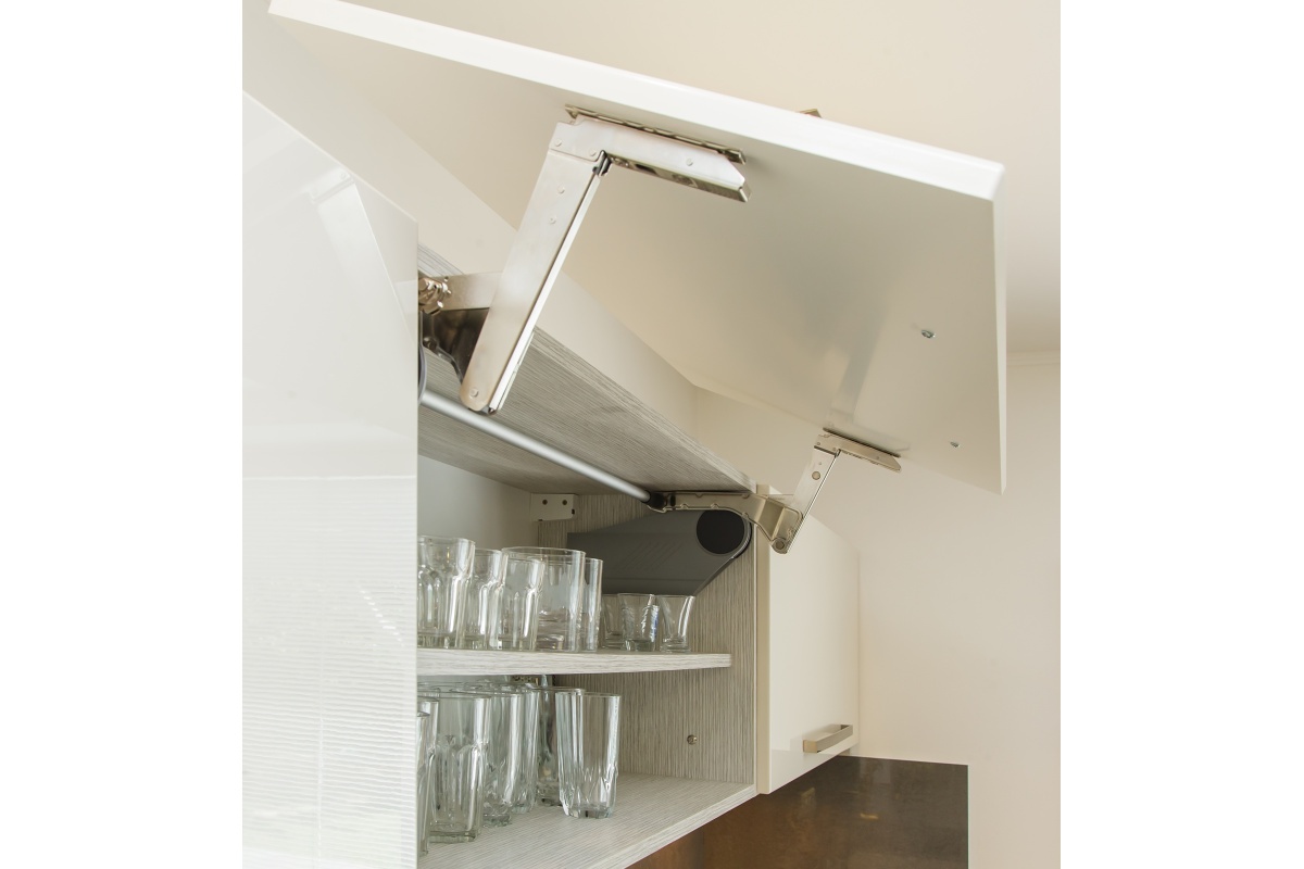 Kuchyň - Speciální panty Blum s nulovým přesahem a otvíráním 155° umožňují bezproblémové vysouvání vnitřních šuplíků spížních skříní.	