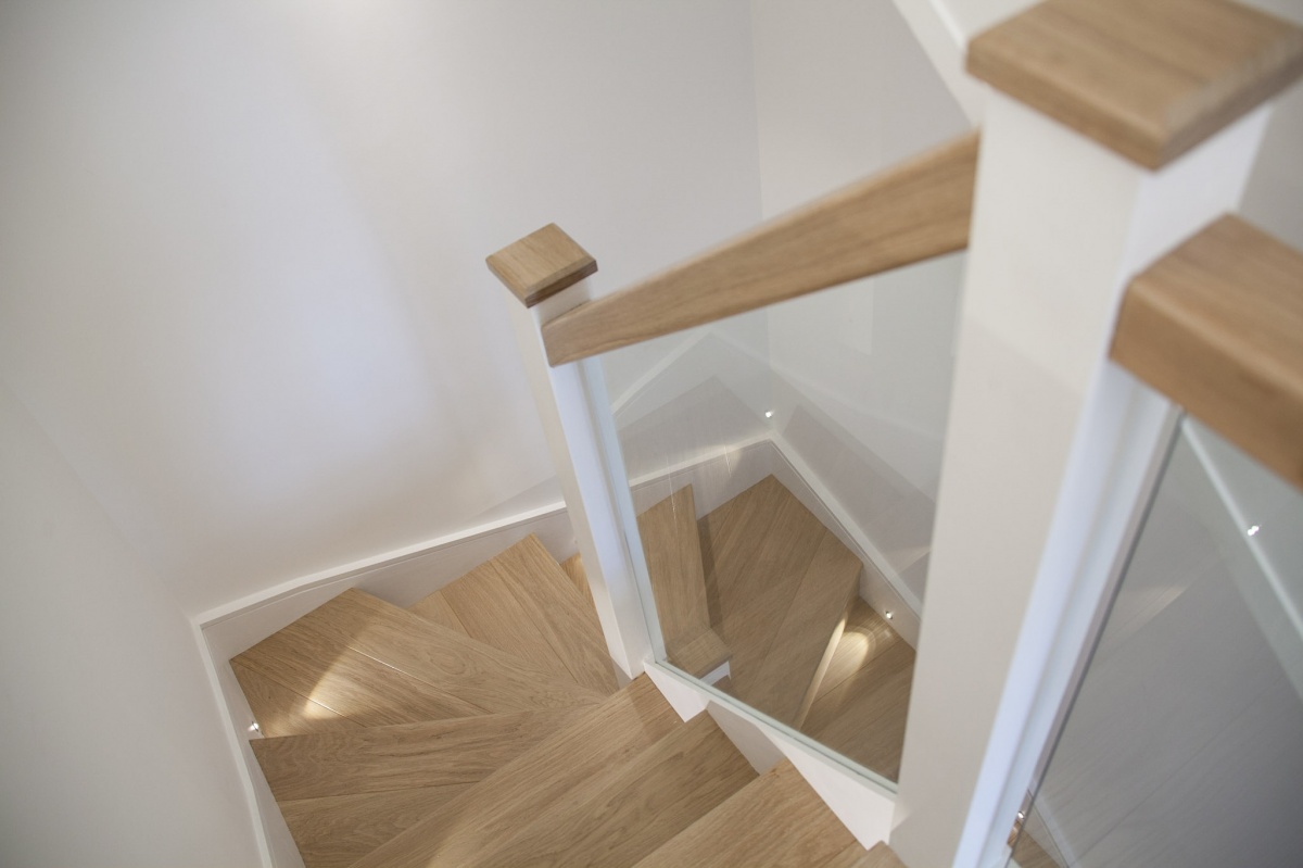 Multi-storey apartment - house in Mayfair - The illuminated, fully-lit, white-painted bookcase was created especially according to the living room measurements. The bookcase is light, airy and provides with a plenty of storage space.