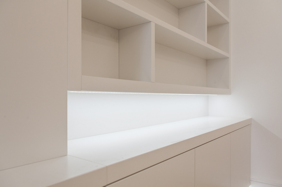 Multi-storey apartment - house in Mayfair - Built-in wardrobes - white-painted door, interior of the wardrobes is made of oak. The wardrobes have a practical built-in interior lighting that lights up when the door is opened.