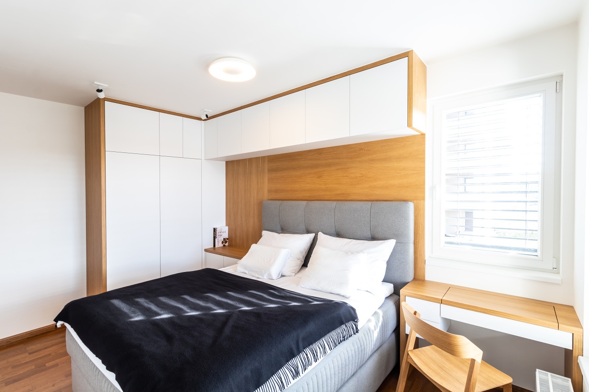 Interior of Apartment in New Building - The apartment has a large dressing room. Therefore, we only incorporated the most necessary tailor-made storage spaces in the bedroom, giving the room an airy appearance, perfect for relaxation.