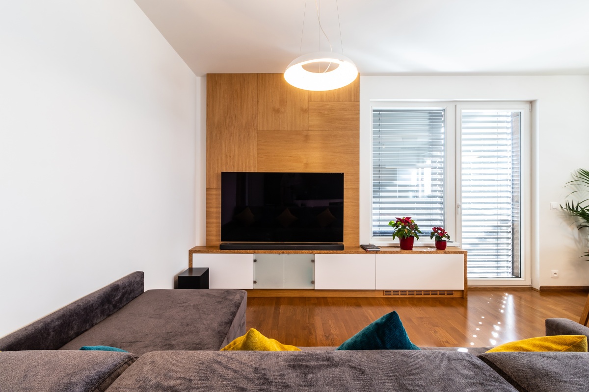 Interiér bytu - Na kuchyň přímo navazuje obývací pokoj ve stejném materiálovém provedení. 