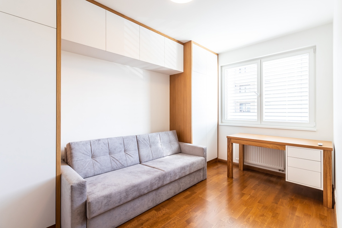 Interiér bytu - Pracovna s rozkládací pohovkou slouží zároveň jako pokoj pro hosty. 