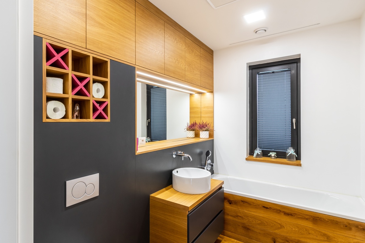 Family House  - The house contains two bathrooms, both with anthracite oak finishes. We replaced classic ceramic tiles with waterproof anthracite formica. The floors and bathtub tiles are of oiled oak. 