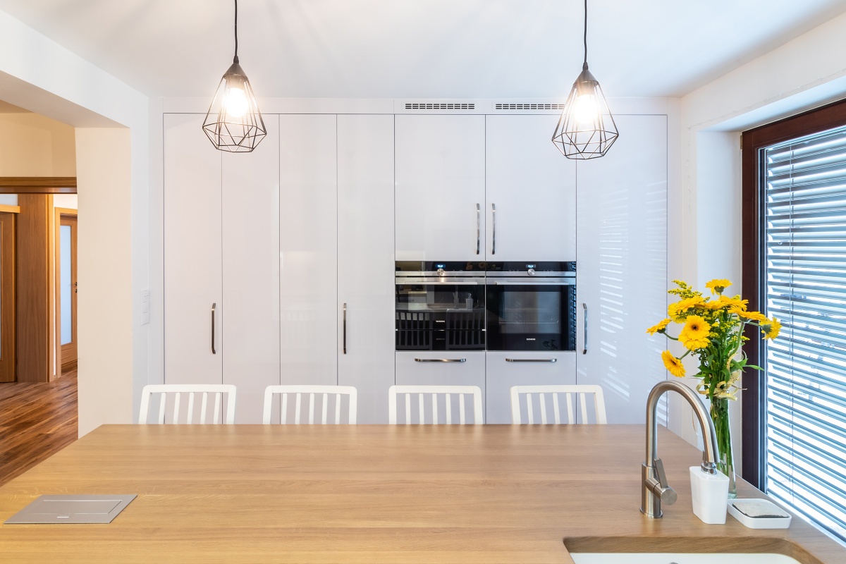 Kitchen in Family House - The white assembly therefore includes a work corner where household members may prepare breakfast, make coffee or a quick dinner, completely separated from the part of the kitchen where the mother usually works. Then the door closes and the room is “tidy”.